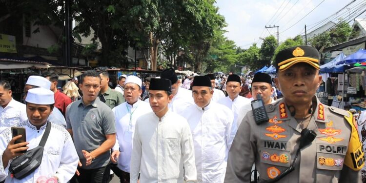 Gibran Hadir di Haul Habib Solo, Jemaah Antusias Menyapa sambil Berfoto