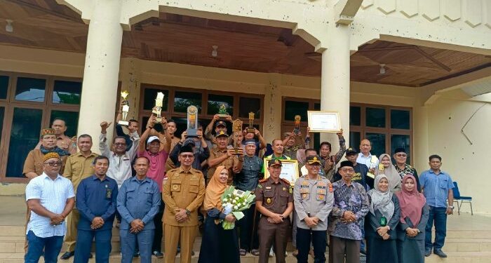 Masyarakat Aceh Selatan Arak Piala Juara Umum PKA 8