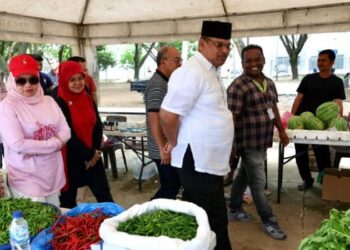 Pj Gubernur Safrizal dan Istri Icip-icip Produk UMKM di Pasar Tani di SHB