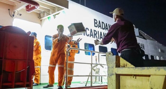 Mualem Sambut Bantuan Via Laut di Pelabuhan Krueng Geukueh Aceh Utara